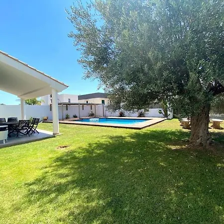Villa With Private Pool & Garden *