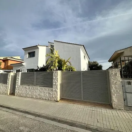 Villa With Private Pool & Garden